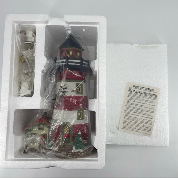 Santa's Workbench Bayside Lighthouse Towne Collection Blink Light Porcelain Box - Picture 12 of 15